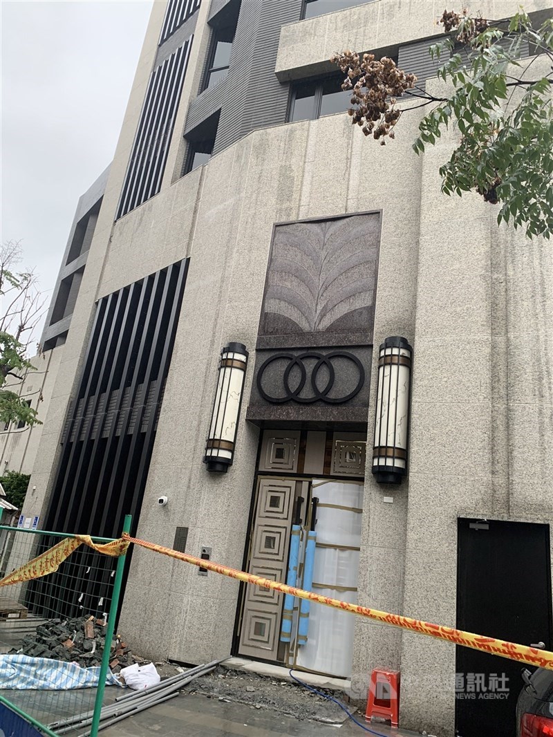 2名裝潢工去年1月間陳屍台北市內湖區一棟大樓工地現場,士林地檢署10日偵查終結,認定2人死因為甲苯中毒窒息,並把裝修業者不起訴處分。圖為案發工地現場。(中央社檔案照片)