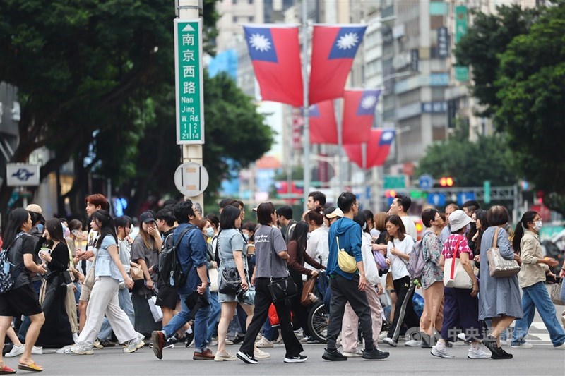 「外國專業人才延攬及僱用法」修正草案已於8月29日經立法院三讀通過，國發會今天表示，相關子法及配套待修正，力拚2026年初上路。（中央社檔案照片）