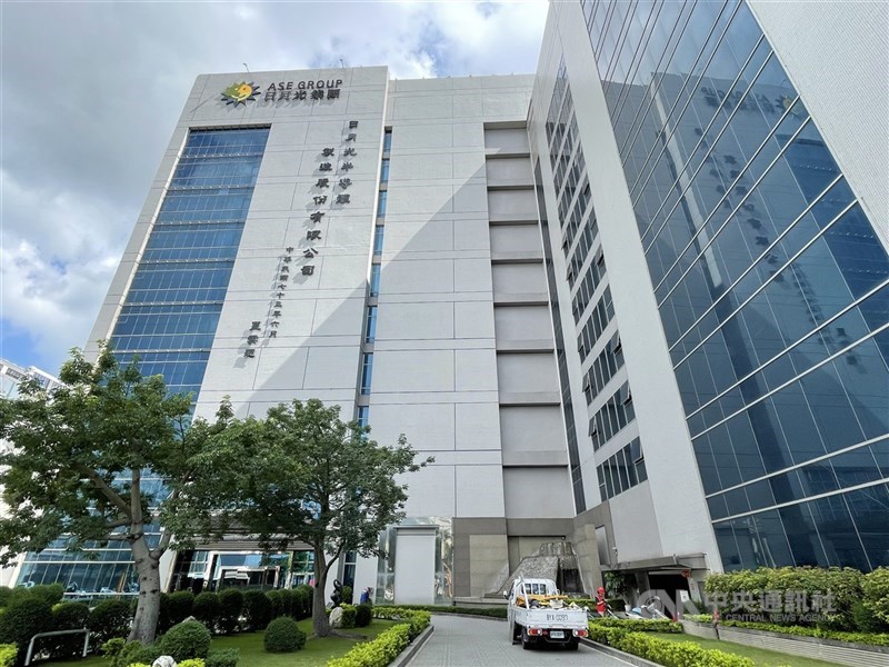 經濟部表示,半導體廠商積極擴充國內先進製程及高階封測產能,以及相關供應鏈業者擴建廠房及增購設備,推升今年第2季製造業國內固定資產增購為新台幣6205億元,年增28.1%。圖為日月光高雄廠區一隅。(中央社檔案照片)
