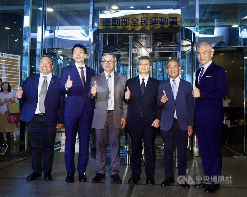 中華民國體育運動總會會長葉政彥(右2),長期致力推動全民運動。(中央社檔案照片)