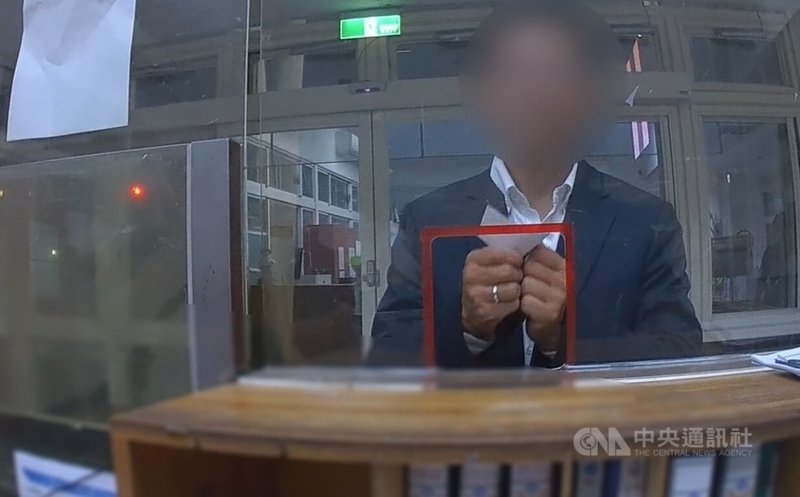 何姓男子（圖）4日到台中出差時，不慎在公車上遺落手機，他到警局求助卻又誤報公車班次，所幸員警協助查出正確資訊，聯繫客運公司後成功助何男尋回手機。（翻攝照片）中央社記者蘇木春傳真  114年9月10日