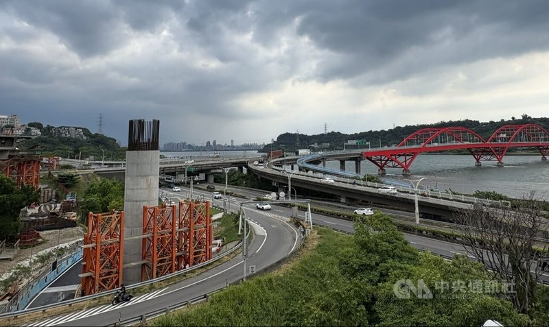 新北市工務局10日指出,淡北道路工程自民國113年1月動工,全長5.45公里,規劃雙向4車道,透過外環道路導引通過車流離開市區,預計完工後能有效分流淡水往返台北的車流,紓解台北市大度路與新北市淡水區中正東路間長期交通壅塞問題。中央社記者曹亞沿攝 114年9月10日