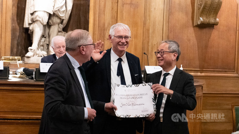 致力推廣台灣電影的法國人鐵胡萬(中),9月8日在巴黎獲頒第28屆「台法文化獎」。由文化部長李遠(右)、法蘭西學院人文政治科學院年度主席皮特(後排坐者)與終身秘書史汀(左)共同頒發。中央社記者李若韻巴黎攝 114年9月10日