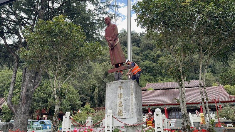 立於台中市梨山賓館前近50年的蔣中正銅像,10日由參山國家公園管理處出動吊車拆除,將遷往梨山文物陳列館保存。(民眾提供)中央社記者郝雪卿傳真 114年9月10日