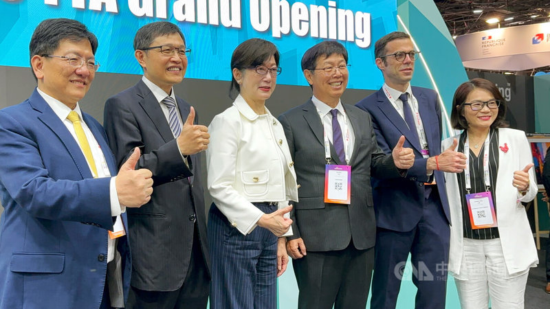 6月11日法國科技盛事Viva Tech,才剛宣布與法國國防工業大廠泰雷斯合作的鴻海董事長劉揚偉(右3)到台灣館參觀,與駐法代表郝培芝(左3)、法國在台協會主任龍燁(右2)等人合影。中央社記者曾婷瑄巴黎攝 114年9月10日