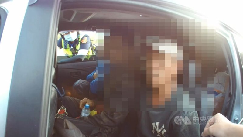 台中警方日前巡邏時,發現路上有1輛自小客車擠滿人、明顯超載,經攔下盤查後,發現車內載有8名外籍人士,3人為越南籍失聯移工、5人逾期居留,其中1人還因案遭通緝。(翻攝照片)中央社記者蘇木春傳真 114年9月10日