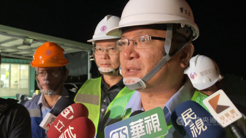 高雄興達發電廠昨天晚上發生火警,台電董事長曾文生(前)10日凌晨到現場了解狀況,初步判斷因天然氣外洩導致起火並排除人為因素,後續將清楚查明相關毀損、管線洩漏位置及施工過程可能產生的問題。中央社記者張已亷攝114年9月10日