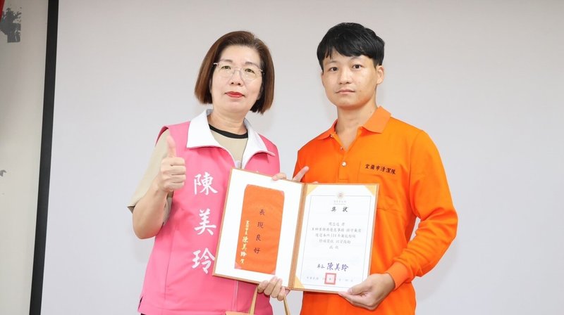 宜蘭市公所清潔隊員周忠逸(右),日前執行回收勤務時,發現民眾丟棄的紙袋內有新台幣15萬元現金,當下隨即呼喚失主原封歸還,未料暖心之舉輾轉被市長陳美玲(左)得知,10日特地公開表揚。(宜蘭市公所提供)中央社記者沈如峰宜蘭縣傳真 114年9月10日
