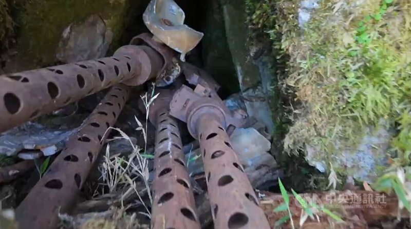 民國34年二戰結束,一架載運戰俘的美軍轟炸機墜毀台灣三叉山附近,機上25人加上前往搶救的26名日本軍警和台東民眾全數罹難。政府近日罕見提及此事,並將軍機上4挺機槍運送下山。中央社記者盧太城台東攝 114年9月10日
