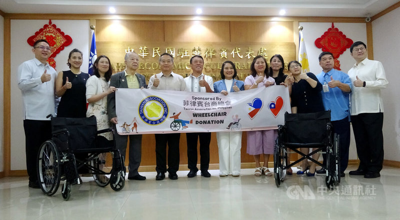 菲律賓台商總會總會長林登峰(左6)10日偕同重要幹部,於中華民國駐菲代表處捐贈30台輪椅給馬尼拉經濟文化辦事處,台灣駐菲代表周民淦(左5)見證,菲律賓駐台代表葛若菲(右6)代表接受。中央社記者林行健馬尼拉攝 114年9月10日