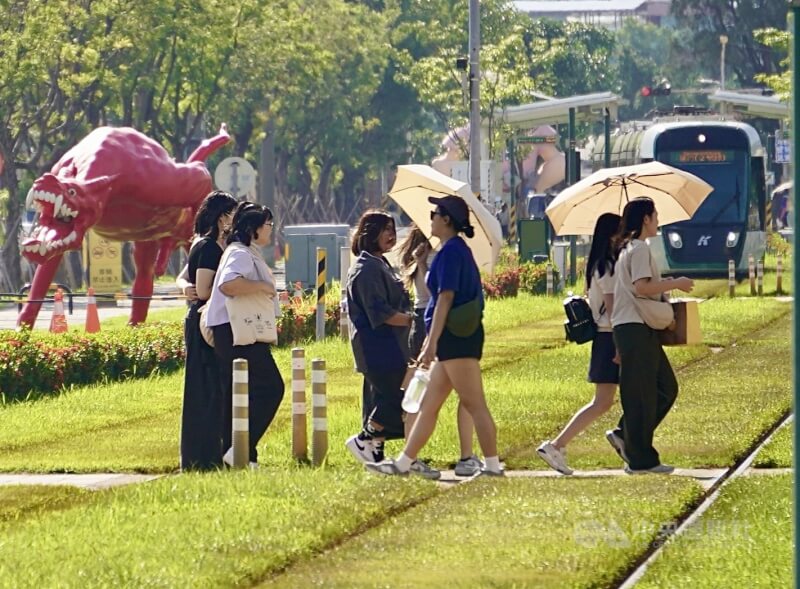 圖為高雄駁二藝術特區周邊出遊民眾。(中央社檔案照片)