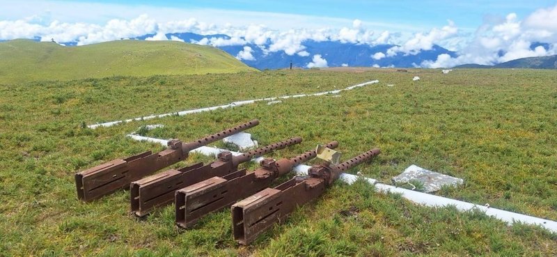 1945年載運戰俘歸國的美國軍機在台灣三叉山附近墜毀,機上25人及上山搶救的26名日本軍警及台東民眾罹難。2025年是二戰結束80週年,國防部日前委由協作將4挺機槍背至嘉明湖停機坪,後續由CH-47運輸直升機送下山,預計放在完工後的軍事博物館,讓大家牢記二戰教訓。(讀者提供)中央社記者盧太城台東傳真 114年9月10日