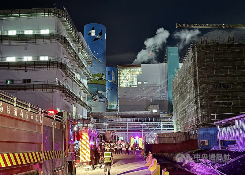 高雄興達發電廠9日晚間發生火警,幸未釀傷亡。台電說明,經初步了解,晚間興達電廠燃氣新2號機試運轉測試時,疑因天然氣洩漏致現場起火,現場明火目前已熄滅,電廠人員均安全。中央社記者董俊志攝 114年9月9日