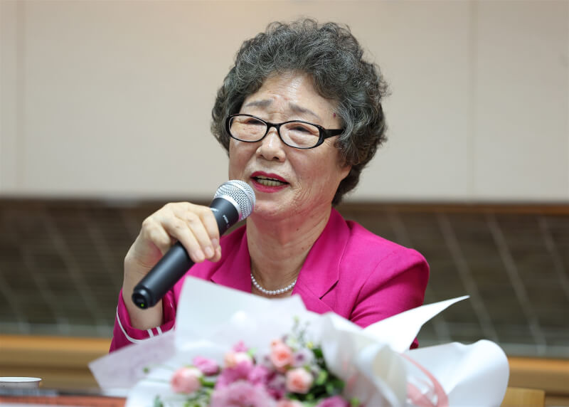 韓國婦人崔末子1964年基於自衛咬斷性侵犯舌頭，於隔年被定罪。崔末子申請重審，10日獲法院改判無罪。圖為崔末子10日出席記者會並發言。（韓聯社）