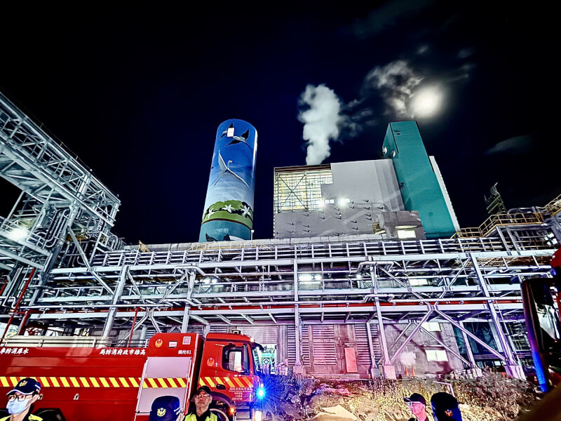 高雄興達發電廠9日晚間發生火警,幸未釀傷亡。台電初判原因為天然氣洩漏致現場起火。中央社記者董俊志攝 114年9月9日