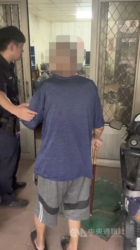 新北市三峽警分局吉埔派出所警員8月26日清晨發現一名疑似失智症老翁在派出所外，立即比對資料確認身分，親自將他護送返家。（翻攝照片）中央社記者曹亞沿傳真　114年9月10日