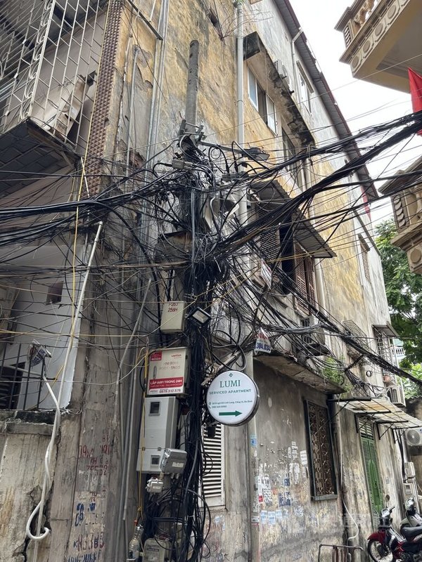河內天際打結般纏繞的電線「黑色蜘蛛網」盤根錯節,背後負責的單位各自不同、各行其是,甚至成了遊客眼中的「越南元素」。居民擔心走火風險,盼政府加速處理。中央社記者曾婷瑄河內攝 114年9月10日