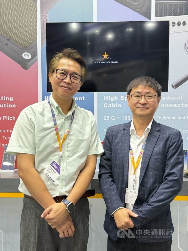 SEMICON Taiwan 2025展會10日起正式登場,中探針現場展示人工智慧(AI)晶片用測試座與微機電式(MEMS)探針新品。圖右為總經理馮明欽,左為發言人楊璽邁。中央社記者鍾榮峰攝 114年9月10日