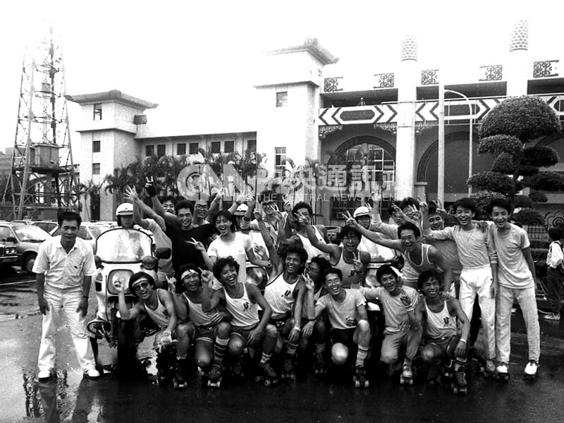 環島溜冰隊伍與協助團隊大合照。中央社記者陳明仁攝 76年9月9日