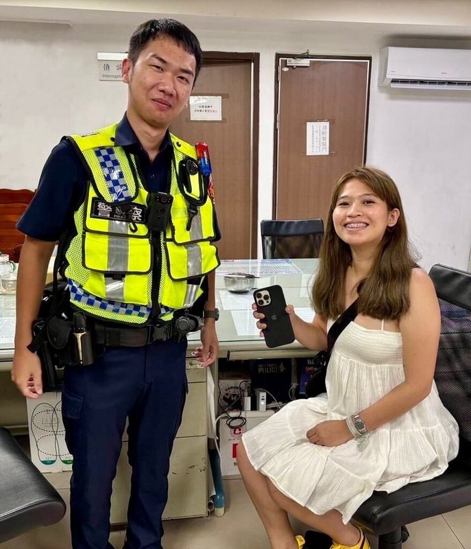 菲律賓籍邱姓女子(右)日前搭客運至新北市野柳觀光,將手機遺落在客運,萬里派出所警員卓登科(左)受理報案後調閱監視器比對,協助邱女找回手機。(金山警分局提供)中央社記者王朝鈺傳真 114年9月10日