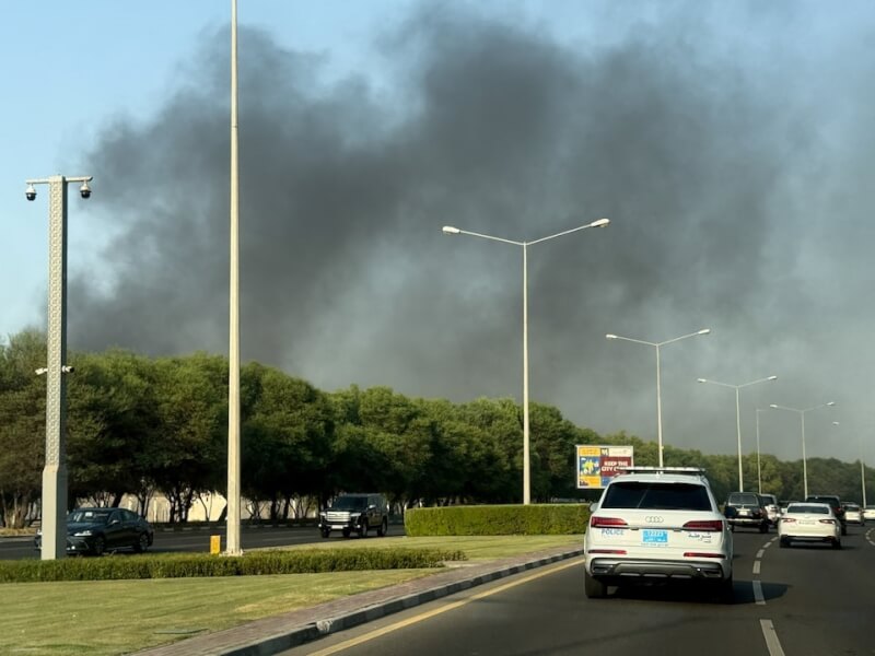 卡達首都杜哈9日傳出爆炸聲響後，城市上空冒出陣陣濃煙。（路透社）