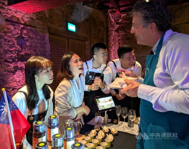 雲林「情人蜂蜜」公司以龍眼蜂蜜獲提名角逐英國美食大賞Great Taste Awards最大獎之一「金叉獎」,9日晚間在倫敦頒獎典禮現場設攤,供來自各國的專業人士品嚐入圍產品。Great Taste Awards有「美食奧斯卡」之稱。中央社記者陳韻聿倫敦攝 114年9月10日