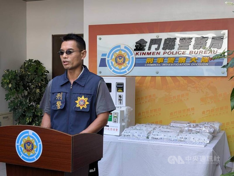 金門縣警察局近日破獲金寧鄉某處職業賭場,將林姓主嫌等5人依法移送地檢署偵辦,刑事警察大隊副大隊長董紀宏(圖)11日於記者會中說明此案案情。中央社記者吳玟嶸攝 114年9月11日