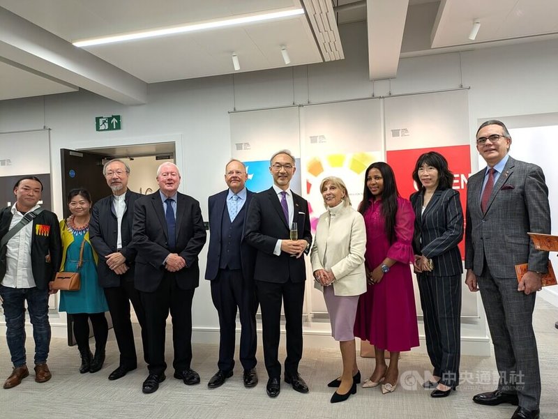 駐英國代表處搬遷至新館舍,10日開幕,駐英代表姚金祥(右5)、副代表江雅綺(右2)、特展「看見台灣」設計展策展人林磐聳(左3)、常設公共藝術作品創作人蔡筱淇(左2)與吉川公野(左1),以及迪蘇沙女爵(右4)、里納德男爵(左5)等英國政要合影。中央社記者陳韻聿倫敦攝 114年9月11日