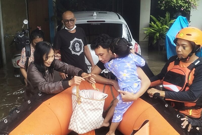 印尼峇里島登巴薩居民自淹水的住宅撤離。（BASARNAS via 美聯社）