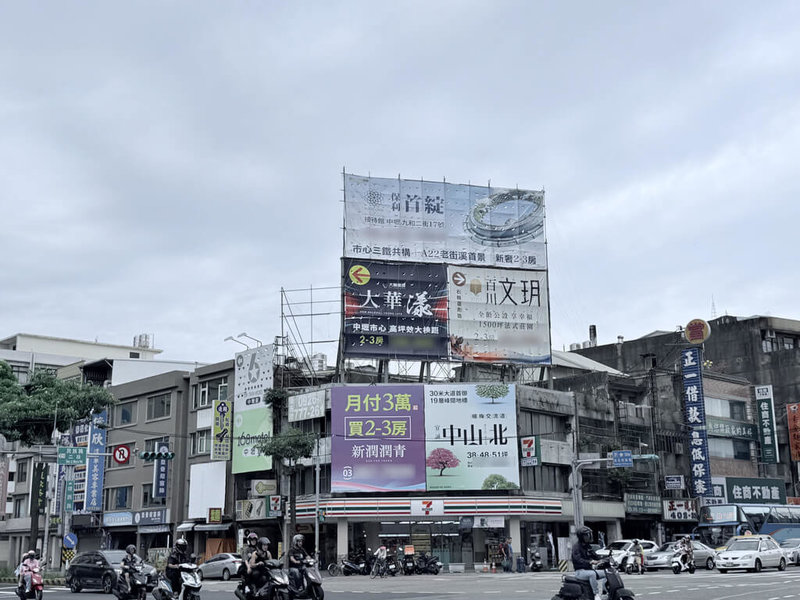 代表北台灣新建案市場概況的「住展風向球」,11日公布8月燈號,依然是衰退的黃藍燈,分數下滑至35.4分,為今年第6顆黃藍燈,分數更是2021年8月以來新低。(住展雜誌提供)中央社記者何秀玲傳真 114年9月11日