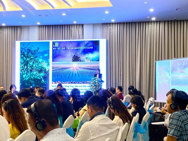 2025第12屆台越觀光合作會議11日在越南慶和省落幕,嘉義縣文化觀光局會中進行專題簡報,介紹嘉義縣的觀光特色與四季旅遊主題。(嘉義縣政府提供)中央社記者蔡智明傳真 114年9月11日