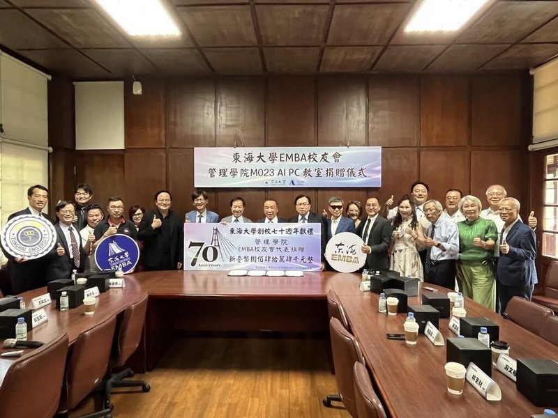 慶祝東海大學70週年，EMBA校友會展現強大的行動力，在群策群力的動員下，2週內募款突破新台幣840萬元，其中EMBA校友會理事長林正雄（前右8）率先捐出100萬元，以實際行動帶頭響應。（東海大學提供）中央社　114年9月11日