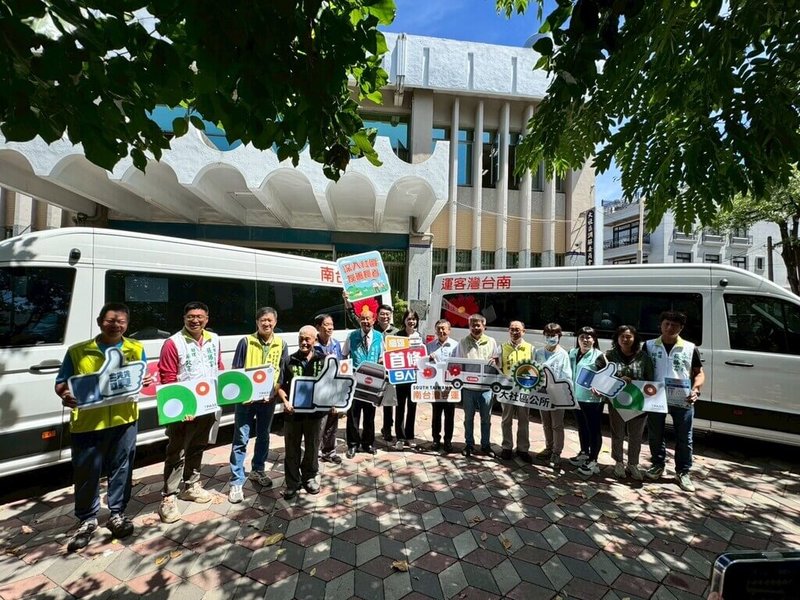 高雄市政府交通局11日在大社區舉辦「紅60區間公車啟動儀式」，社區型服務路線「紅60區間公車」15日起上路，採用定時定班9人座小型巴士營運。（高雄市交通局提供）中央社記者蔡孟妤傳真　114年9月11日