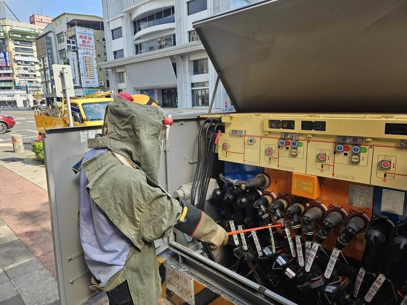 高雄市新興區中山一路、南華路、八德一路及河南一路一帶11日下午因台電電纜故障,一度影響390戶停電,台電獲報立即出動搶修。(台電提供)中央社記者林巧璉傳真 114年9月11日
