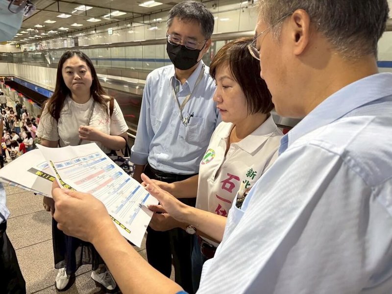 民眾反映台北捷運板南線尖峰時段，新埔站的通勤族常無法順利搭上加班車。民進黨新北市議員石一佑（右2）日前邀新北市交通局、捷運局及台北捷運公司人員到新埔站會勘，盼改善市民通勤困境。（石一佑辦公室提供）中央社記者黃旭昇新北市傳真　114年9月11日
