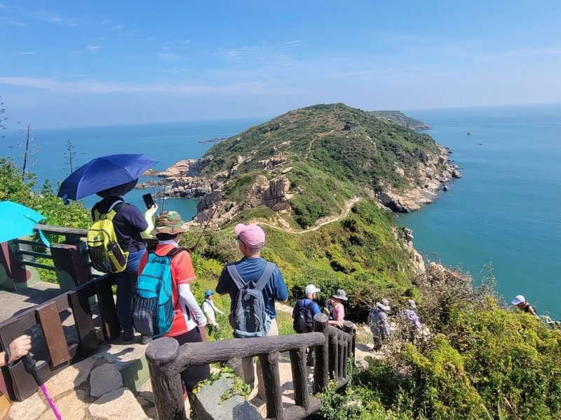交通部觀光署發起「島嶼淨行－馬祖徒步慢旅」永續觀光倡議，鼓勵旅遊業者規劃以「慢行、減法、環保」為核心的遊程，引導旅客用雙腳取代交通工具，並成立產官合作平台，邀請業界共同響應。（觀光署提供）中央社記者余曉涵傳真　114年9月11日