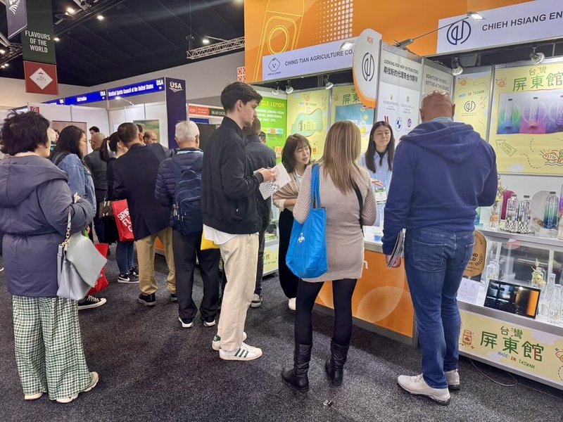 屏東縣政府率8家在地優質食品業者赴澳洲參與當地國際食品展,至11日共4天展期吸引逾2600名國際買主及觀展者進館洽談。(屏東縣工商發展投資策進會提供)中央社記者黃郁菁傳真 114年9月11日