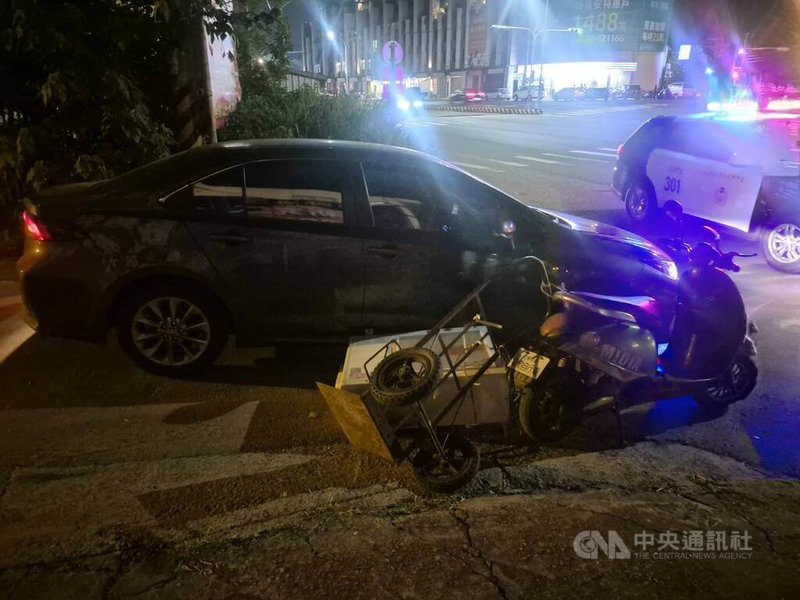 台中蘇姓男子5日騎乘一部未領牌的微型電動二輪車,後方載運冷氣機,與1輛自小客車發生碰撞,冷氣機直接砸中車輛,幸無人傷亡,被警方依法開單告發。(翻攝照片)中央社記者蘇木春傳真 114年9月11日