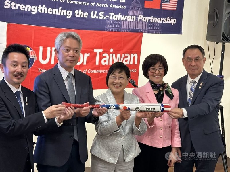 駐紐約辦事處長李志強(左2)、僑委會委員長徐佳青(中)、北美洲台灣商會聯合總會長白越珠(右2)等人在駐紐約辦事處記者會,宣傳洋基台灣日活動。中央社記者廖漢原紐約攝 114年9月11日