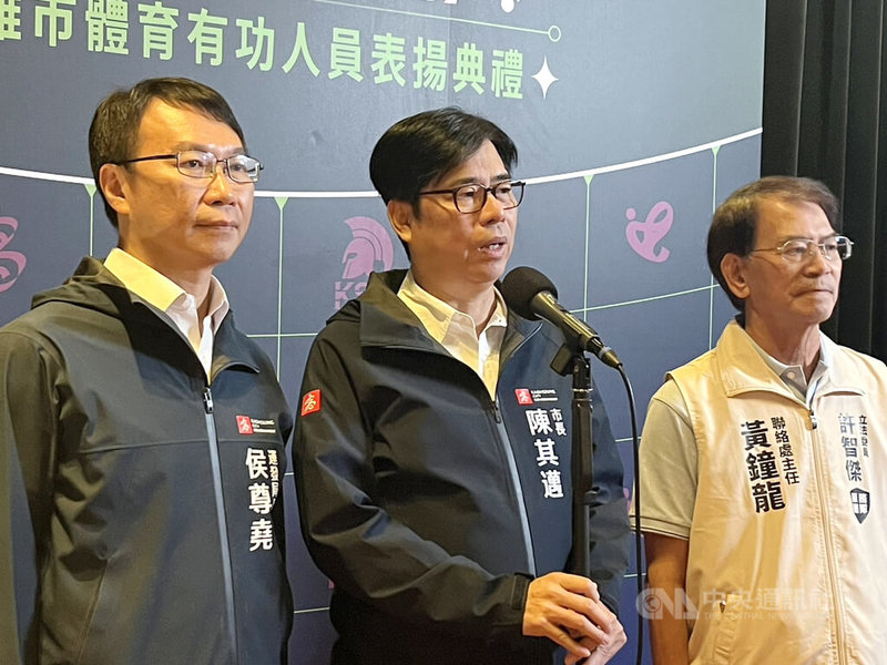高雄市長陳其邁（中）11日出席體育有功人員頒獎活動，接受媒體聯訪表示，農地農用是最重要原則，如果有違法濫倒情事一定嚴查嚴辦。中央社記者林巧璉攝　114年9月11日