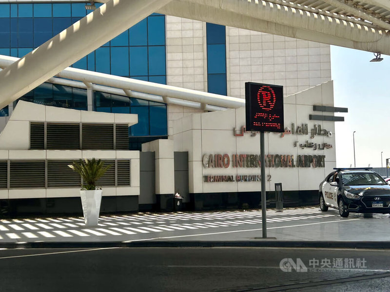 埃及開羅國際機場目前有3座航廈,一年共可接待2800萬名旅客人次。為因應即將突破2900萬人次的觀光熱潮,埃及民航部日前宣布,將花費45億美元興建一年可接待最多4000萬人次的4航廈。圖為埃及開羅國際機場2航廈。中央社記者施婉清開羅攝 114年9月11日