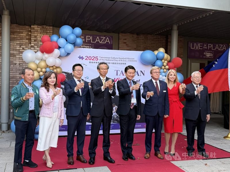多倫多僑界在僑委會國慶文化訪問團表演前,舉辦雙十國慶「福爾摩沙之夜」酒會,與會貴賓舉杯慶賀。中央社記者胡玉立多倫多攝 114年9月11日