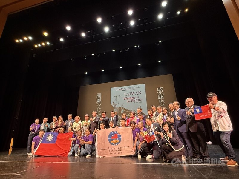國立台灣戲曲學院「台灣特技團」國慶文化訪問團,加拿大多倫多演出後,與僑界人士大合照。中央社記者胡玉立多倫多攝 114年9月11日