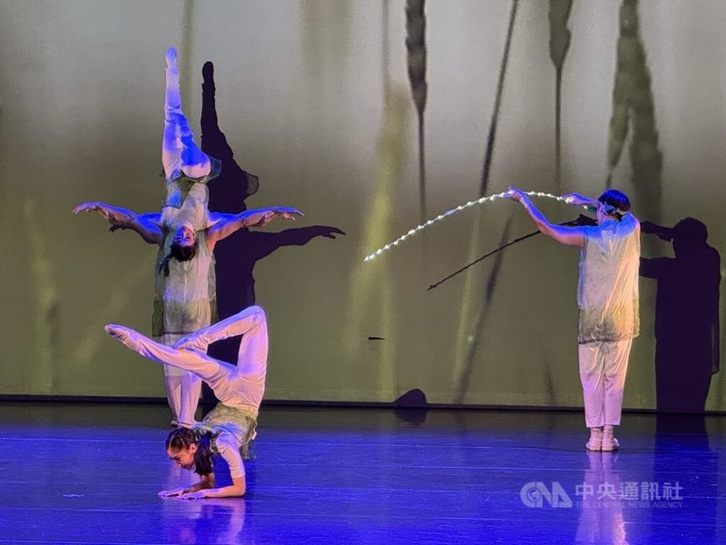 由僑委會遴派美加地區巡演的國立台灣戲曲學院「台灣特技團」國慶文化訪問團,9日在加拿大多倫多演出,技藝精湛。中央社記者胡玉立多倫多攝 114年9月11日