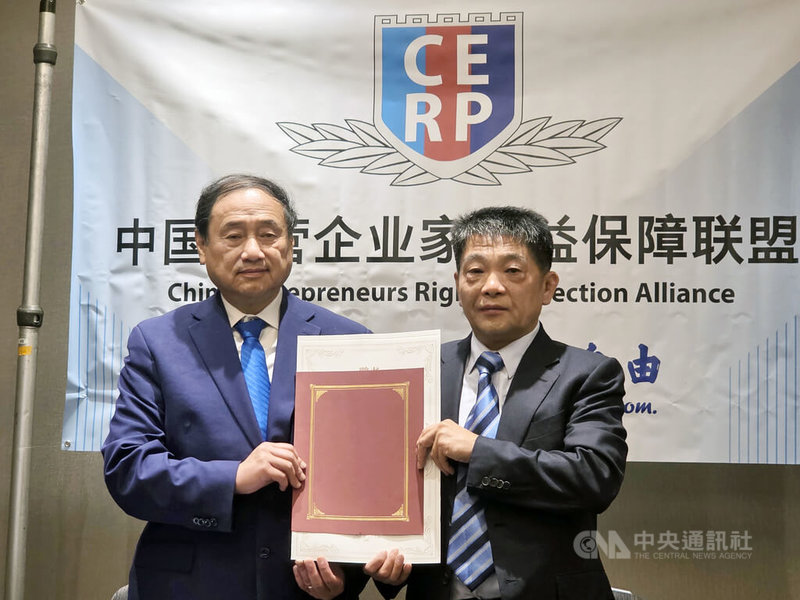 中國民主黨全國委員會共同主席王軍濤(左)接受中國民營企業家權益保障聯盟理事長孫金亮(右)的邀請,擔任首席監護官一職,共同為推進中國的民主自由轉型而努力。中央社記者程愛芬溫哥華攝 114年9月11日