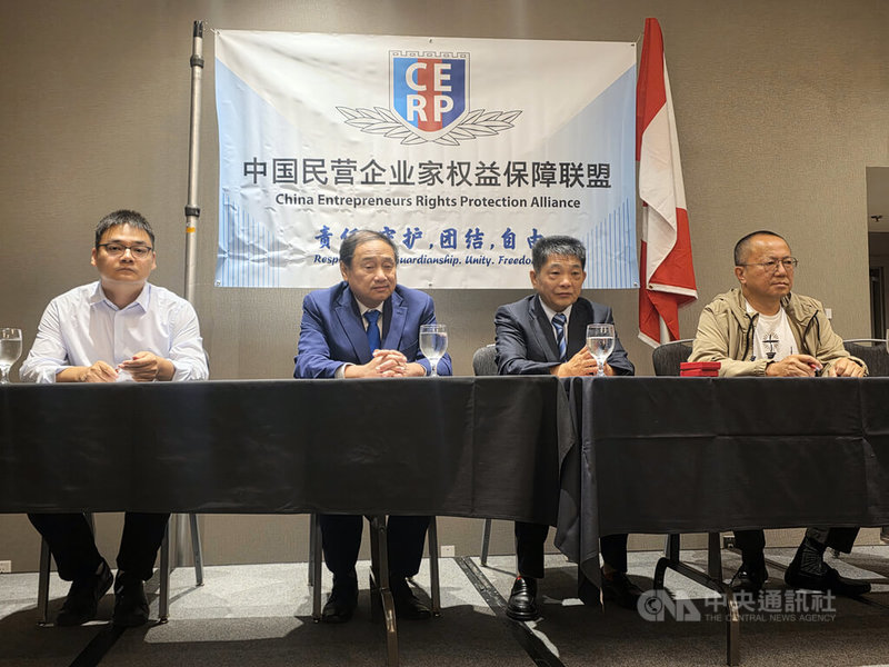 中國民營企業家權益保障聯盟舉辦「2025開啟新紀元」記者會，主講嘉賓4人均曾遭受中國迫害而流亡海外，他們提醒加拿大和中國做生意潛藏極大風險。圖左起為前中國企業家郝丹、政治學者王軍濤、前中國企業家孫金亮、前中國法官李建峰。中央社記者程愛芬溫哥華攝　114年9月11日