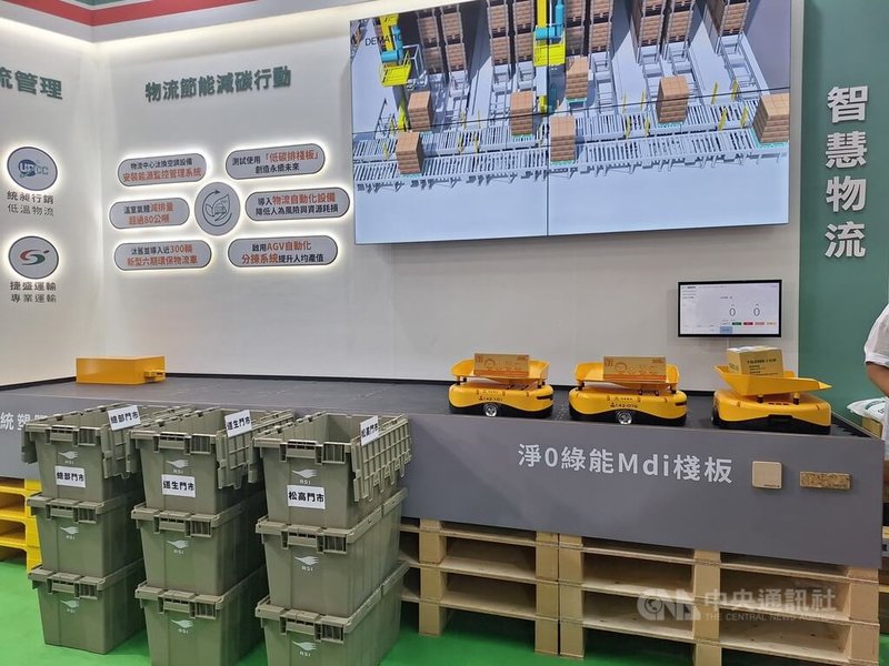 2025年亞太永續博覽會11日登場,參展廠商統一超今年首度展示高自動化智能物流設備,民眾可體驗物流中心揀貨流程。中央社記者何秀玲攝 114年9月11日