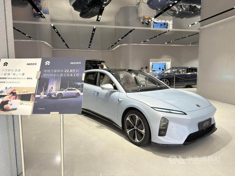 中國將結束12年的新能源車免稅，2026年起恢復徵稅。圖為中國新能源車品牌蔚來門市畫面，攝於8月3日。中央社記者廖文綺上海攝  114年9月11日