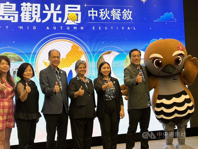 關島觀光局11日舉行媒體活動，全球行銷總監葛雷羅（Nadine Leon Guerrero，另譯：葛瑞羅）（左4）說，今年上半年有4150名台灣旅客造訪關島，投資客、商務客比例增加。中央社記者余曉涵攝　114年9月11日