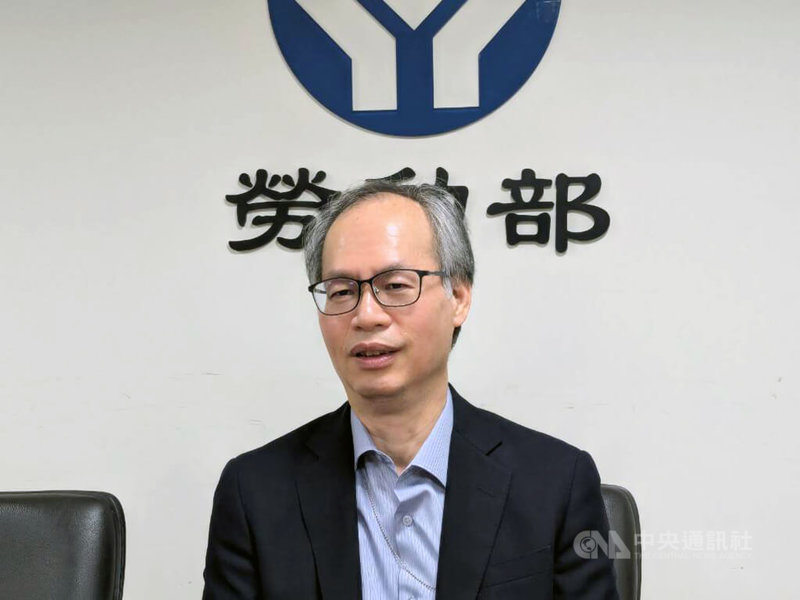 行政院11日公布「因應國際情勢強化經濟社會及民生國安韌性特別條例」，編列韌性特別預算新台幣5700億元，其中勞動部分配250億元，次長陳明仁（圖）表示，有150億元用於勞工安定就業、100億元挹注勞保。中央社記者張雄風攝　114年9月11日
